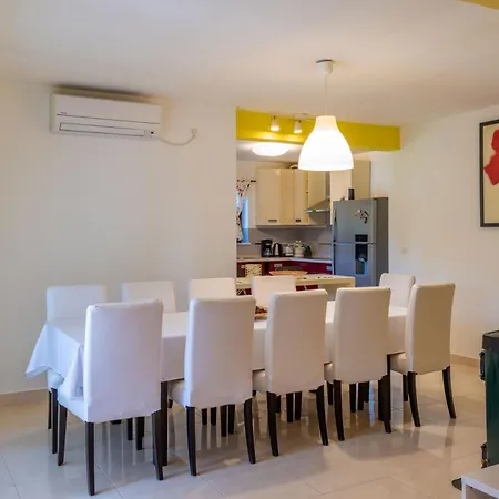 Vakantiehuis Letish, A Charming And Inviting Mediterranean