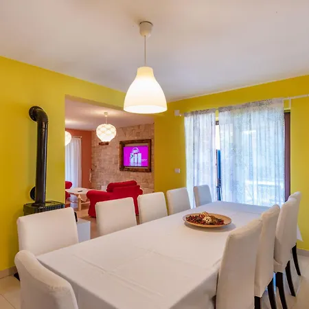 Vakantiehuis Letish, A Charming And Inviting Mediterranean Santalezi