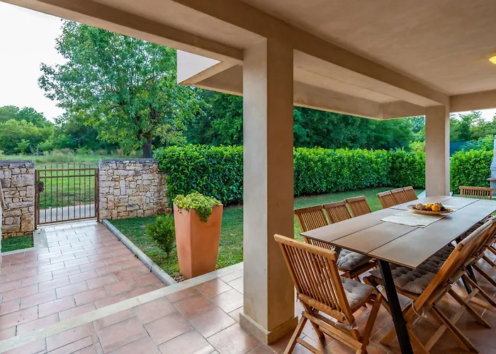 Hébergement de vacances Letish, A Charming And Inviting Mediterranean Santalezi
