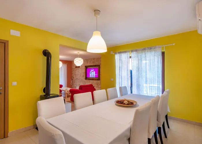 Hébergement de vacances Letish, A Charming And Inviting Mediterranean Santalezi